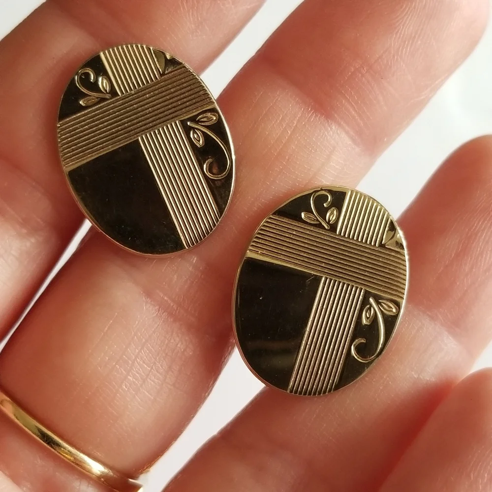 Vintage cufflinks gold tone oval etched design cuff links